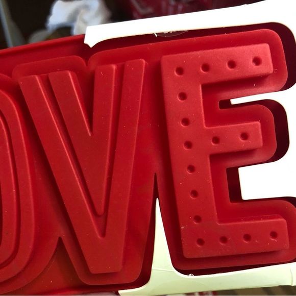 NWT Valentine - 2 love silicone candy molds - Picture 3 of 7